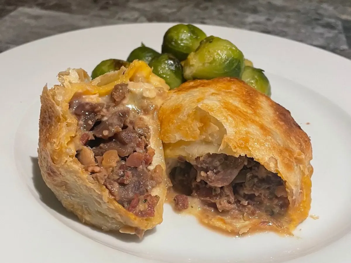 https://alaskadinnerfactory.com/wp-content/uploads/2022/11/beef-wellington-christmas-dinner.webp